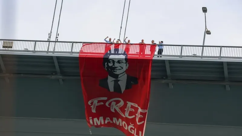 15 Temmuz Şehitler Köprüsü'nde Ekrem İmamoğlu eylemi! CHP'lilerin astığı "Free İmamoğlu" pankartı kaldırıldı soruşturma başlatıldı