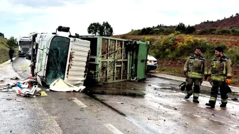Çöp kamyonu devrildi! 1 kişi öldü, 1 kişi yaralandı