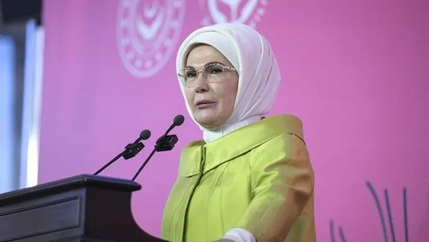 Emine Erdoğan, 'Ulusun Annesi' sergisinin anı defterini imzaladı