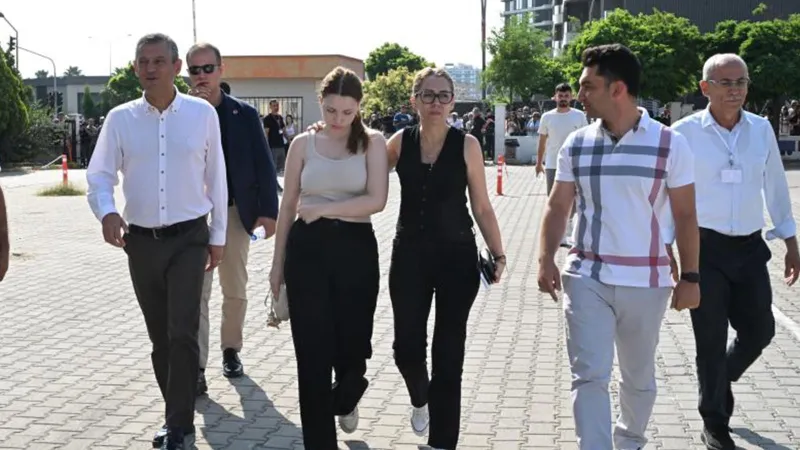 Ferdi Zeyrek’in kızı Nehir, TYT’ye CHP Lideri Özgür Özel ve annesiyle geldi