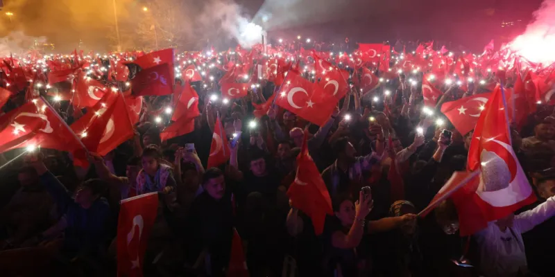 İmamoğlu çağırdı: Eline Türk Bayrağı'nı alan gelsin