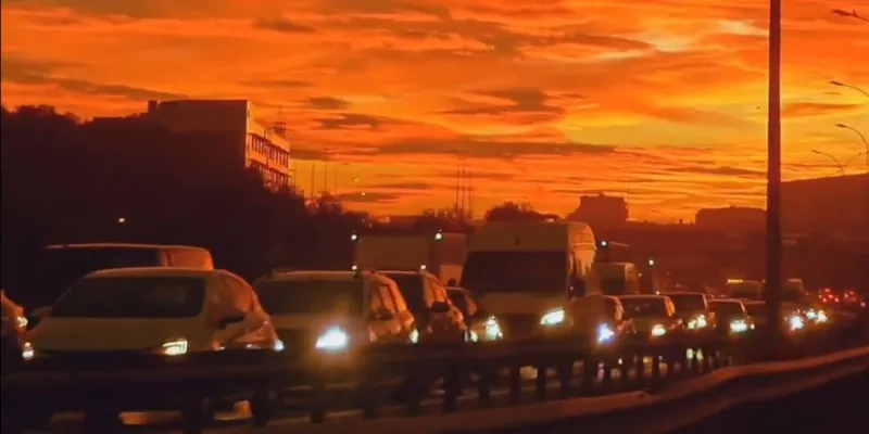 İstanbul'da gökyüzü turuncuya boyandı