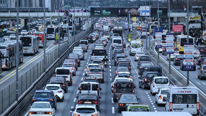 İstanbul’da Pazar Sabahı Uzun Araç Kuyruğu Oluştu