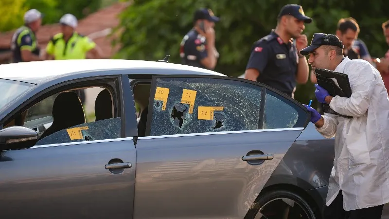 İzmir'de seyir halindeki otomobile silahlı saldırıda 3 kişi öldü, 3 kişi yaralandı