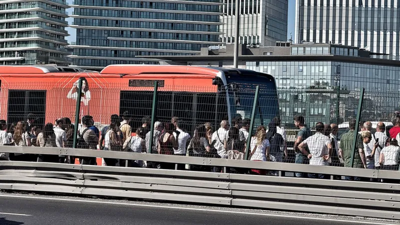 Metrobüste 'yangın' paniği