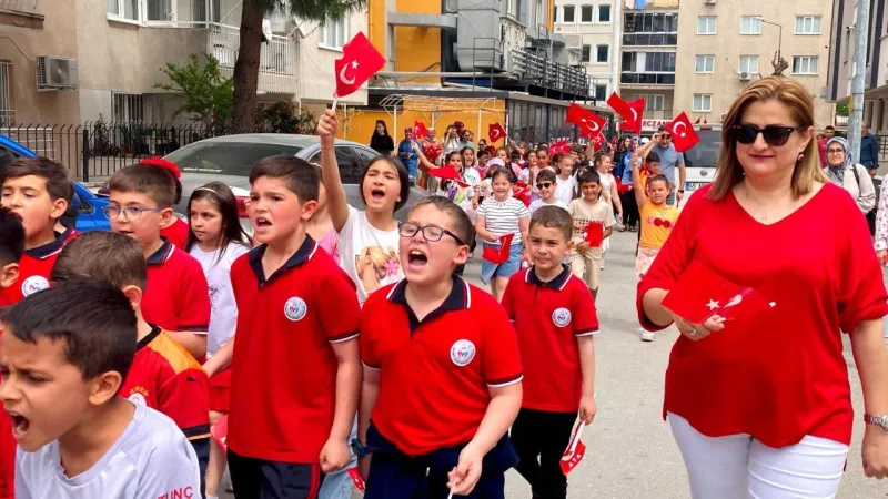 Alkışlar onlara: Çocuklar Manisa’da milli bayramlarına böyle sahip çıktı