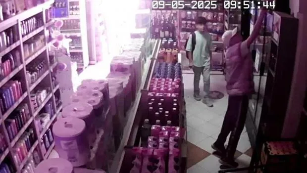 Antalya'da Market Soygunu! Yaşlı Kadını Böyle Oyaladılar