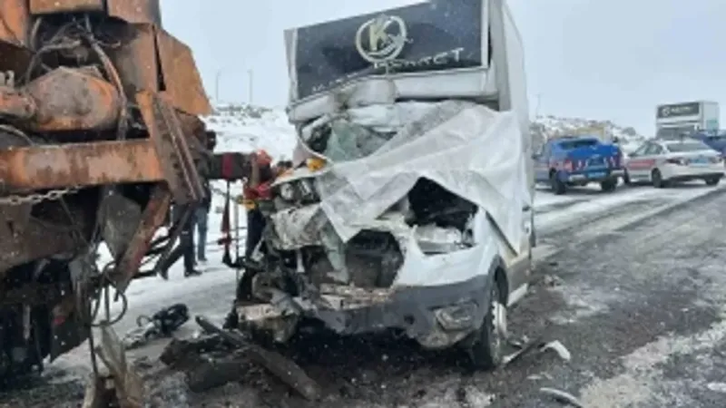 Ardahan'da Feci Kaza: Buzlu Yolda Can Pazarı!