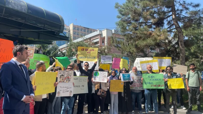 Atanamayan öğretmenlerden MEB önünde basın açıklaması