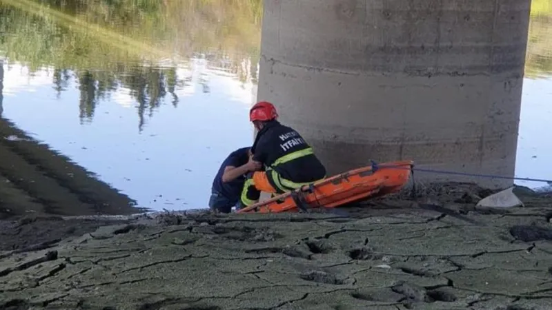 Asi Nehri'nde Korku Dolu Anlar: Vatandaş Çamura Saplandı!