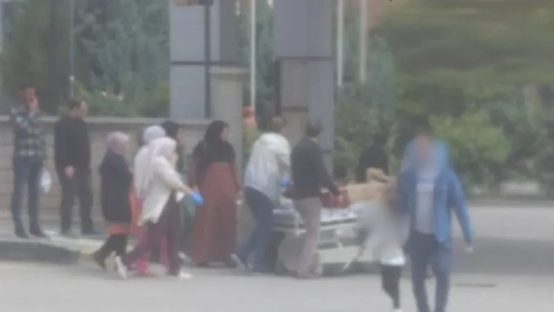 Diyarbakır'da Şok! Kadın Hastane Önünde Doğum Yaptı