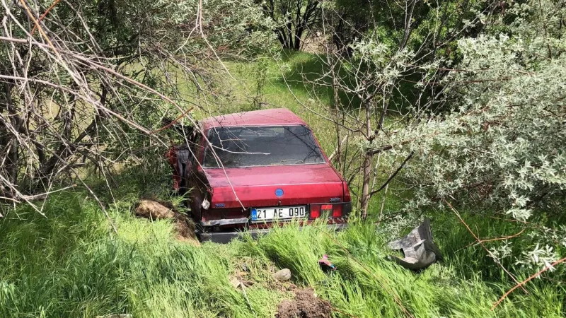 Elazığ'da Feci Kaza! Kamyon Otomobili Bahçeye Uçurdu!