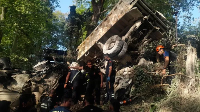 Freni patlayan hafriyat kamyonu dehşet saçtı