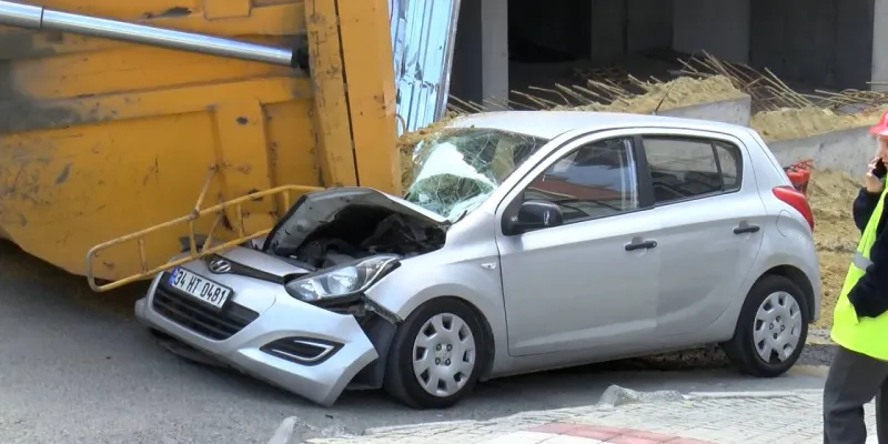 Korkunç Kaza! Kamyon Otomobilin Üzerine Devrildi! Son Anda Kurtuldu