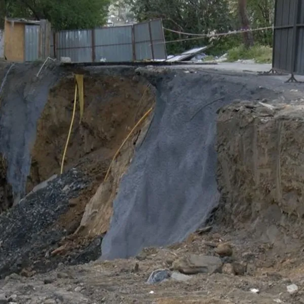 Gaziosmanpaşa'da Korkunç Anlar! Yol Çöktü, Doğalgaz Borusu Patladı mı?