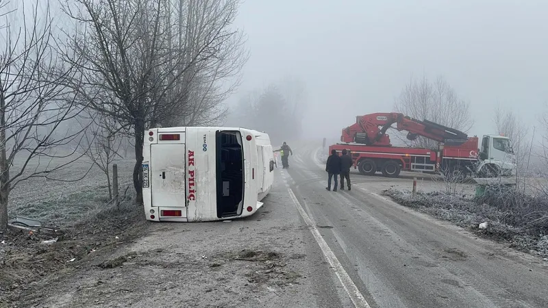 Bolu'da işçi servis kazası: Midibüs devrildi, 9 yaralı