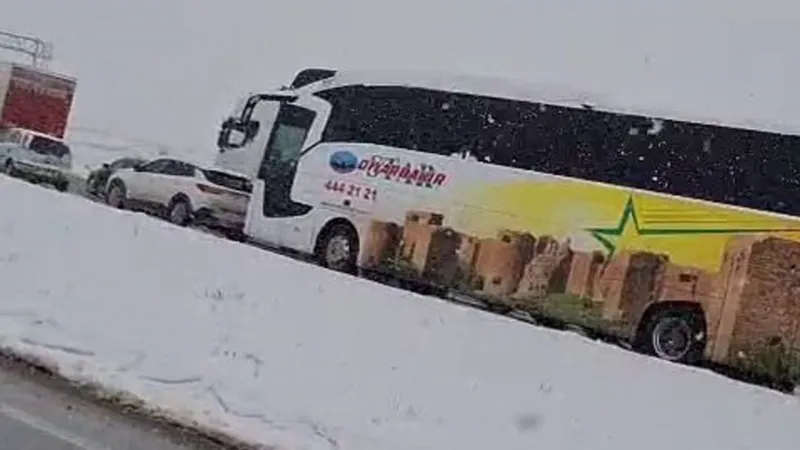 Karlıova-Erzurum Yolunda Kar Esareti! Uzun Kuyruklar Oluştu