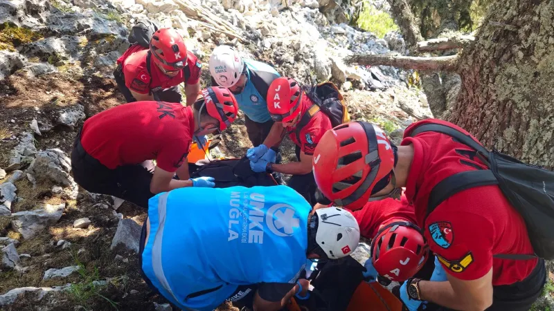 Fethiye'de Paraşüt Faciası! Alman Turist Kayalıklara Çakıldı