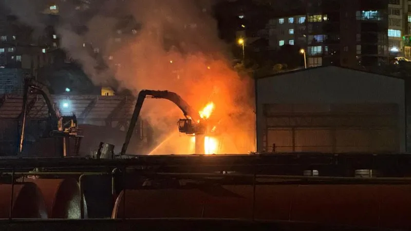Zonguldak Limanı'nda Korkunç Yangın! İş Makinesi Kül Oldu