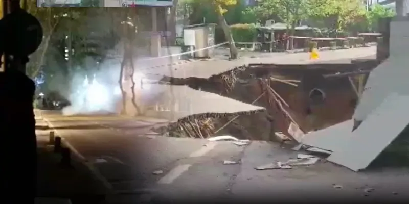 Sarıyer'de Yol Çöktü: Ünlü Cadde Neden Trafiğe Kapandı?