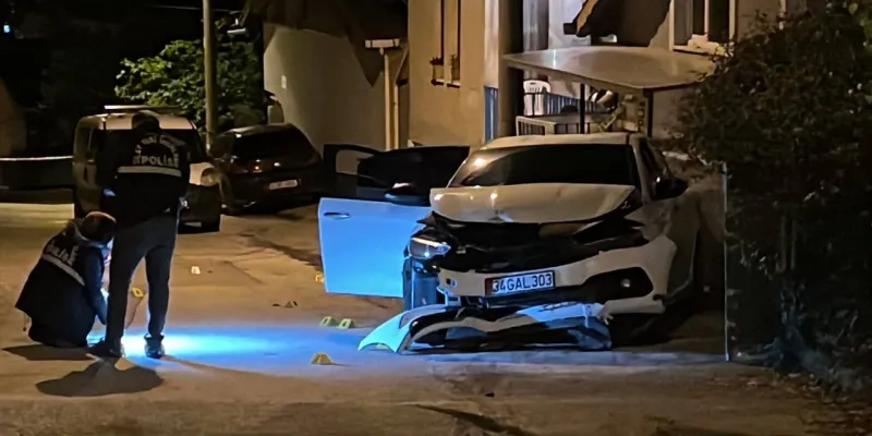 İstanbul'da Silahlı Saldırı! Seyir Halindeki Araca Kurşun Yağdı!
