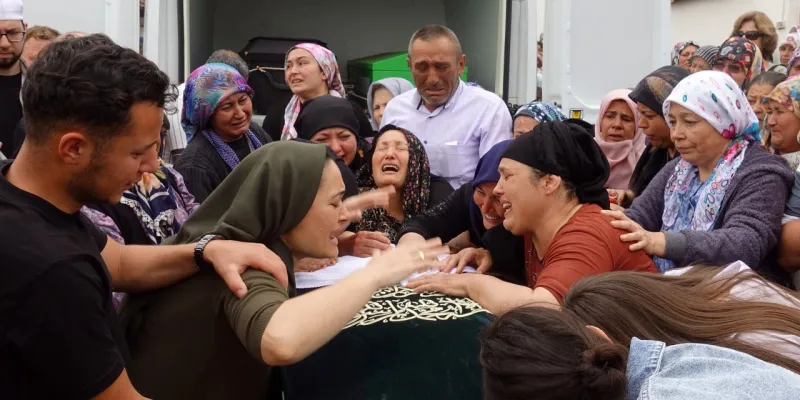 Sıla Karabacak'ın Acı Vedası! Annesinin Feryadı Manisa'yı Yasa Boğdu