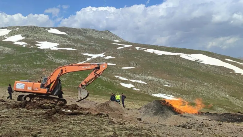 Sivas'ta Doğalgaz Boru Hattına Yıldırım Düştü! Alevler Yükseliyor