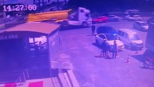 Sultanbeyli'de Kamyon Faciası! Otomobil Ezildi, Mucize Kurtuluş!