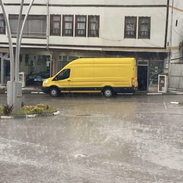 Karabük'te Fırtına Alarmı! Yurt Çatısı Uçtu, Hayat Durdu