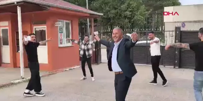 Muhtarın Zafer Dansı! Seçimi Çiftetelliyle Kutladı