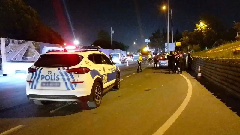 Silivri'de iki otomobile çarpan motosiklet, polis uygulama noktasına savruldu: 4'ü polis 5 yaralı