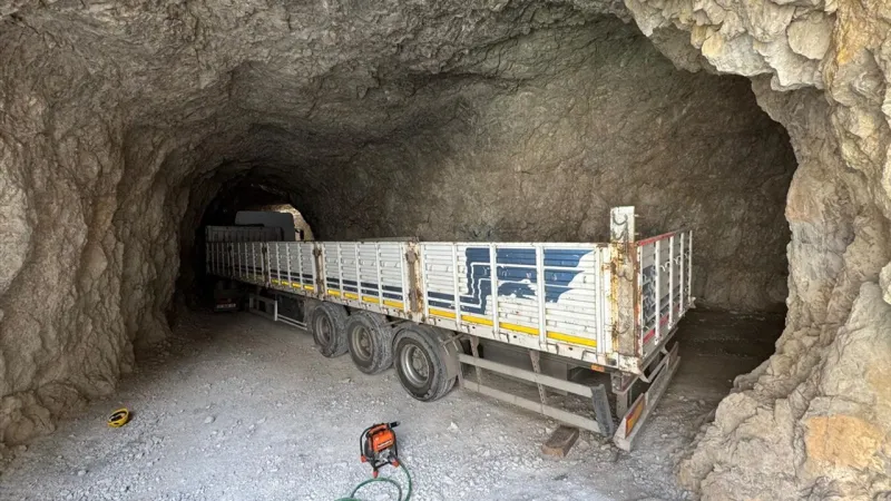 Tır tünelde sıkıştı, tarihi yol ulaşıma kapandı