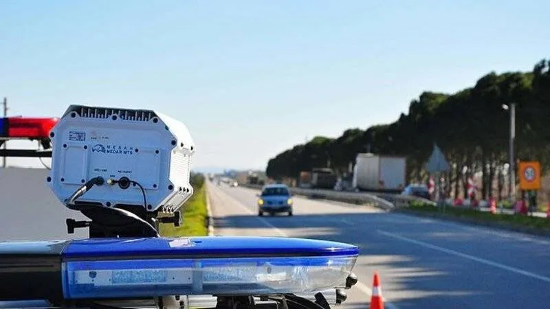 Uzmanlar uyardı: Trafik levhaları standardize edilmeli, sürücü eğitimi yenilenmeli