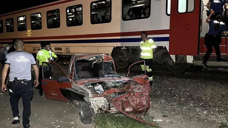 Yolcu treni, sürücüsünün raylara bırakıp kaçtığı otomobile çarptı